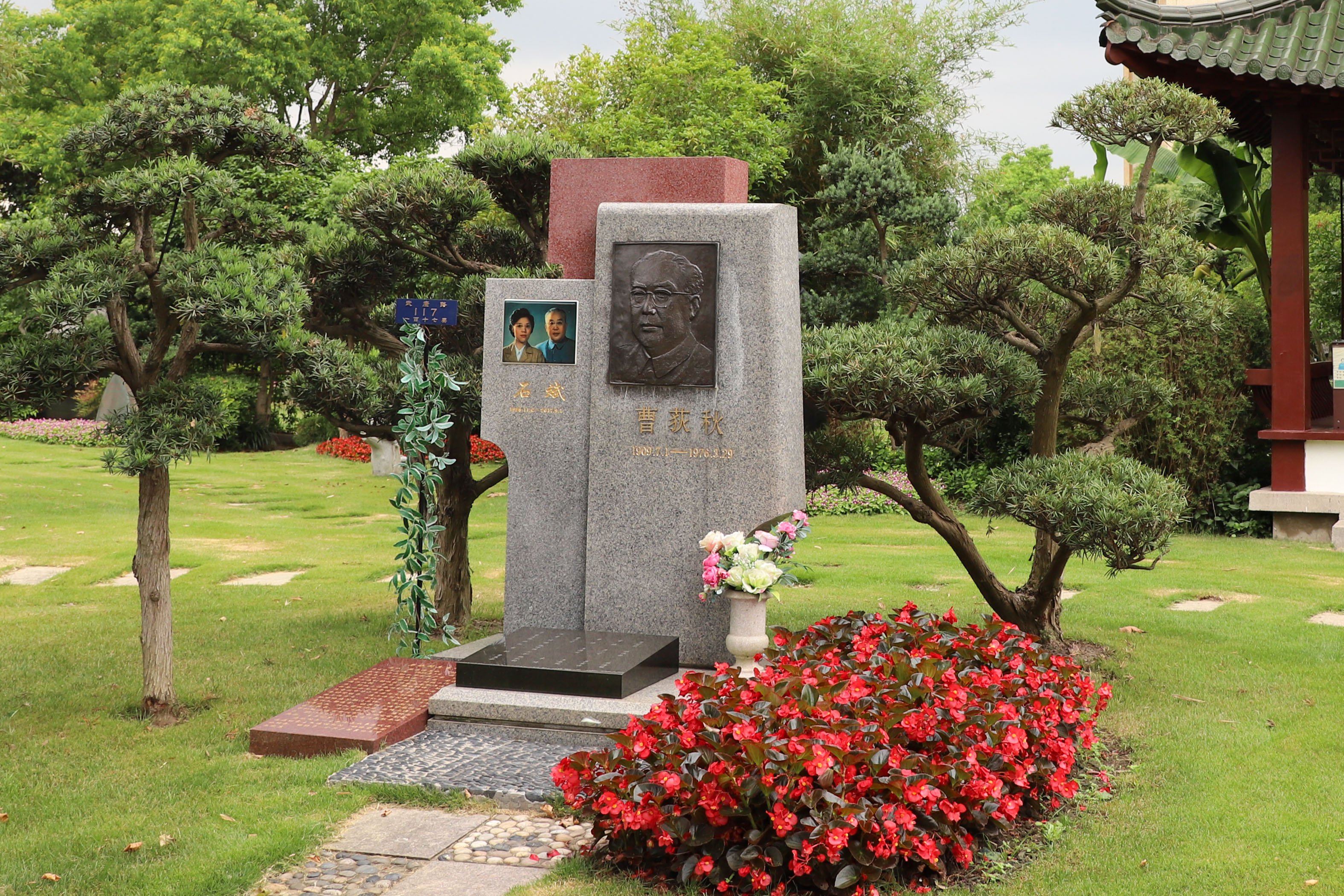 历史回响：曹荻秋纪念碑下的敬仰与思考